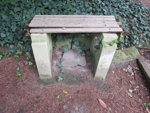 kleine bank auf dem harburger friedhof