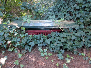 kleine bank auf dem harburger friedhof